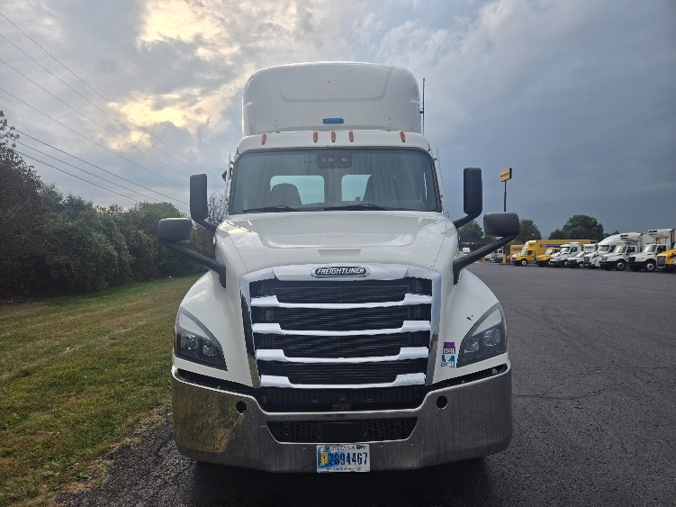 2020 Freightliner Cascadia in White Deer, PA — photo 2