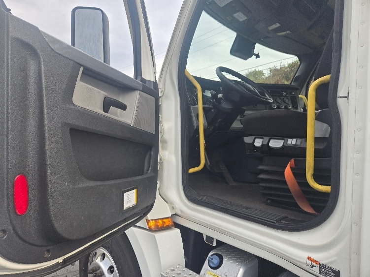 2020 Freightliner Cascadia in White Deer, PA — photo 9