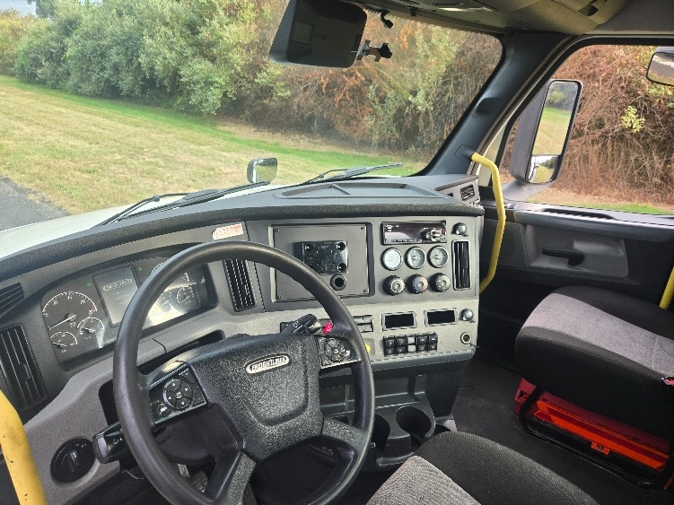 2020 Freightliner Cascadia in White Deer, PA — photo 10