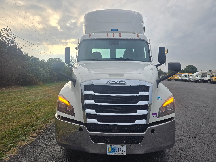 2020 Freightliner Cascadia in White Deer, PA — photo 2