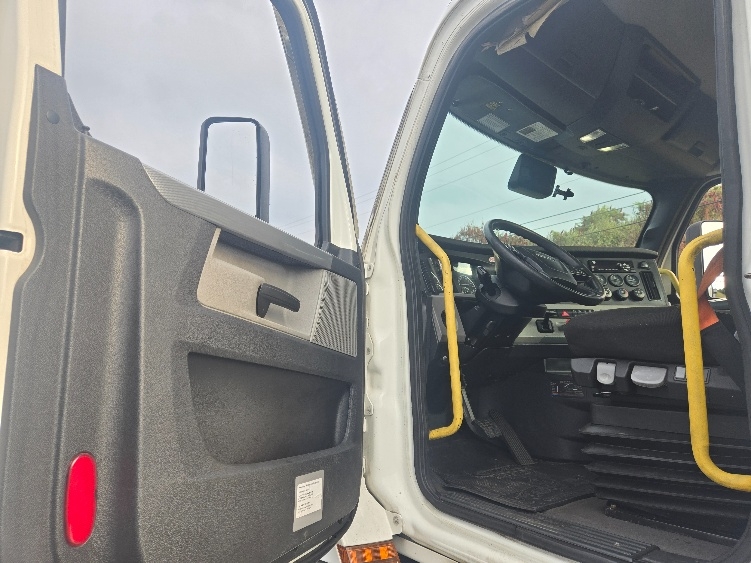 2020 Freightliner Cascadia in White Deer, PA — photo 9