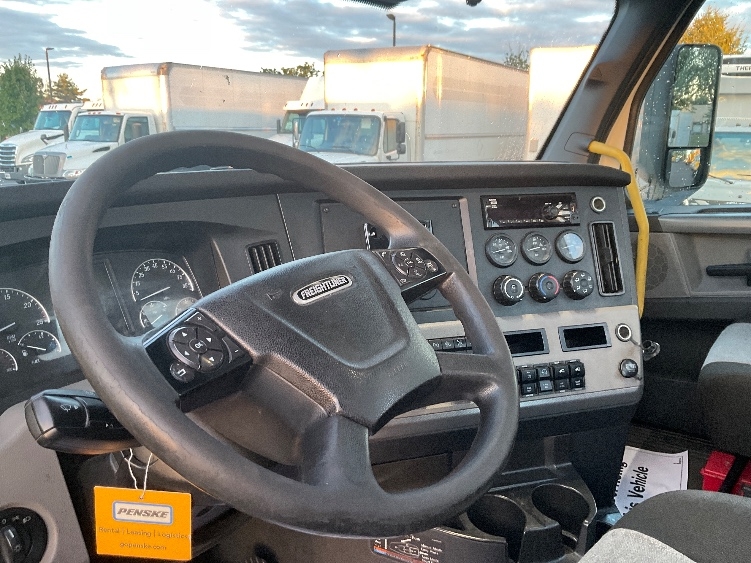2020 Freightliner Cascadia in Millville, NJ — photo 10