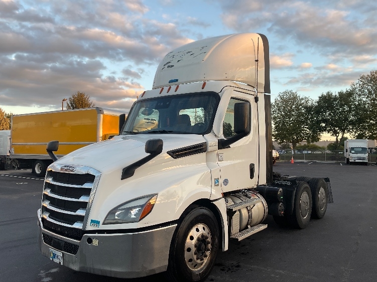 2020 Freightliner Cascadia in Millville, NJ — photo 3