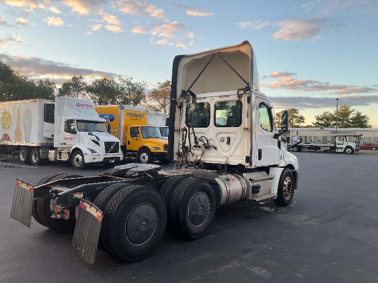 2020 Freightliner Cascadia in Millville, NJ — photo 7