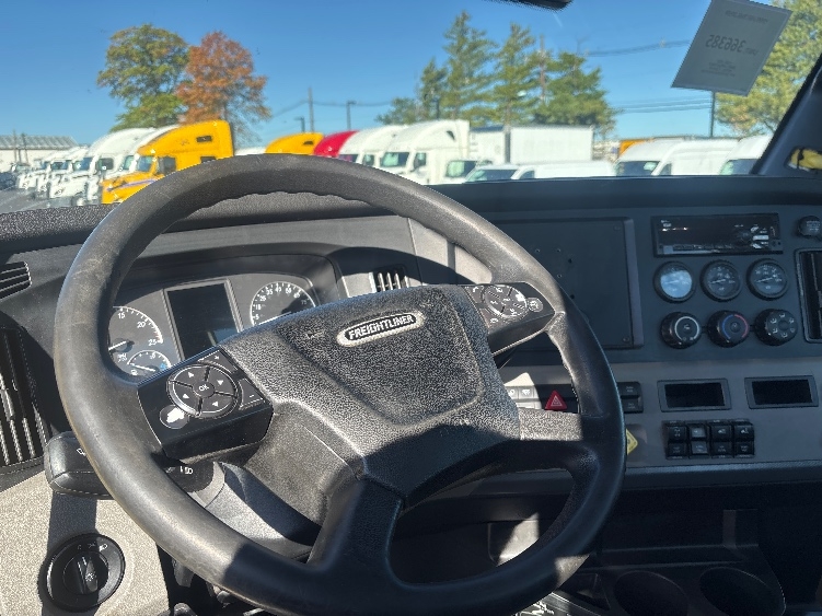 2020 Freightliner Cascadia in South Plainfield, NJ — photo 10