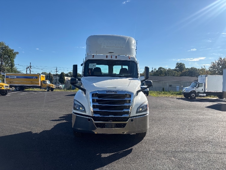 2020 Freightliner Cascadia in South Plainfield, NJ — photo 2
