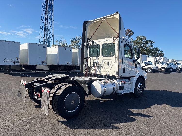 2020 Freightliner Cascadia in South Plainfield, NJ — photo 7