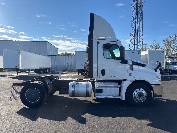 2020 Freightliner Cascadia in South Plainfield, NJ — photo 8