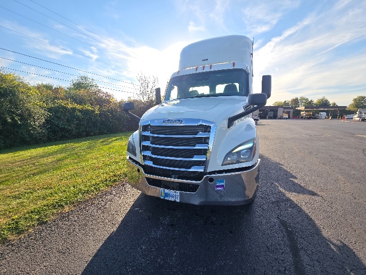 2020 Freightliner Cascadia in White Deer, PA — photo 2