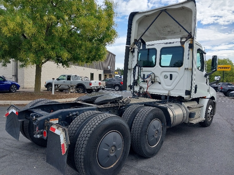 2020 Freightliner Cascadia in Harrisburg, PA — photo 7