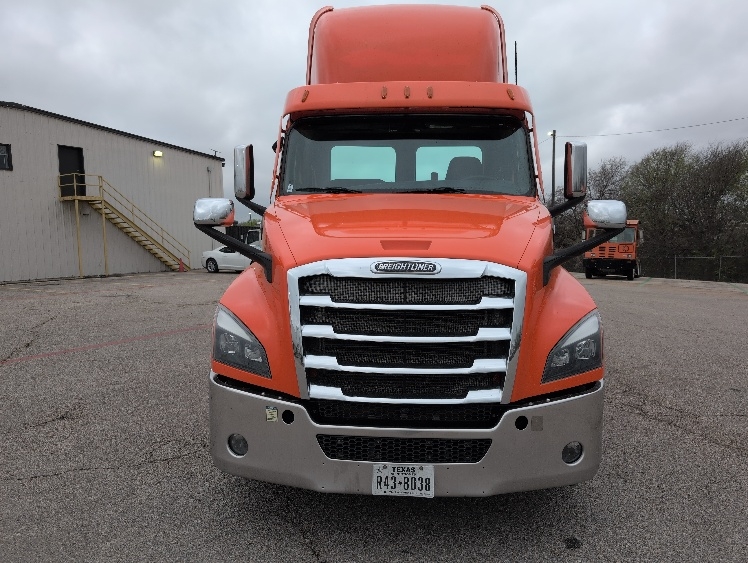 2020 Freightliner Cascadia in San Antonio, TX — photo 2