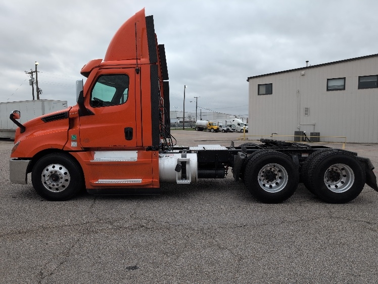 2020 Freightliner Cascadia in San Antonio, TX — photo 4