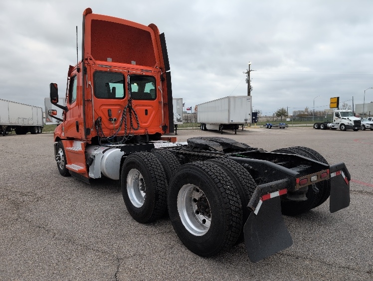 2020 Freightliner Cascadia in San Antonio, TX — photo 5