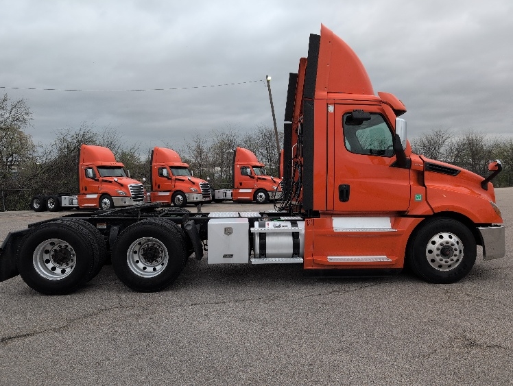 2020 Freightliner Cascadia in San Antonio, TX — photo 8