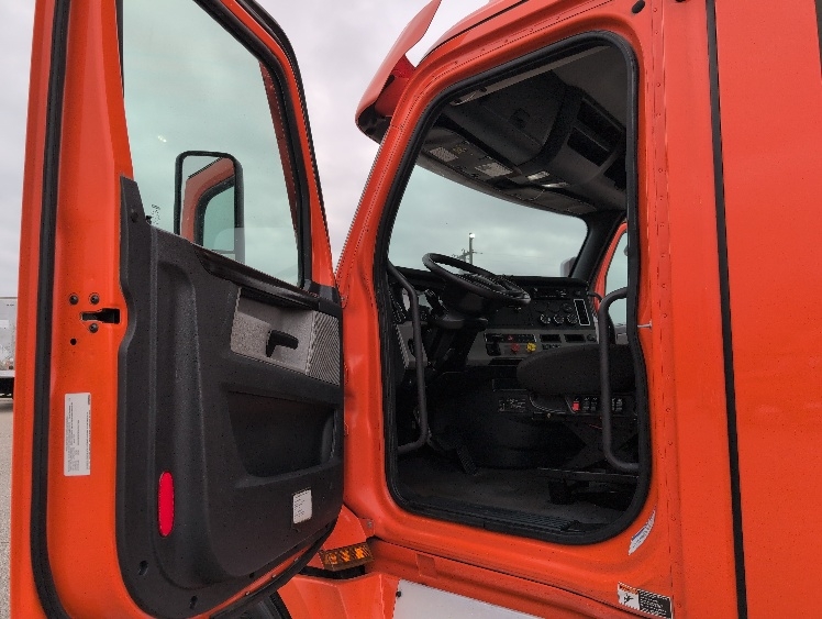 2020 Freightliner Cascadia in San Antonio, TX — photo 9