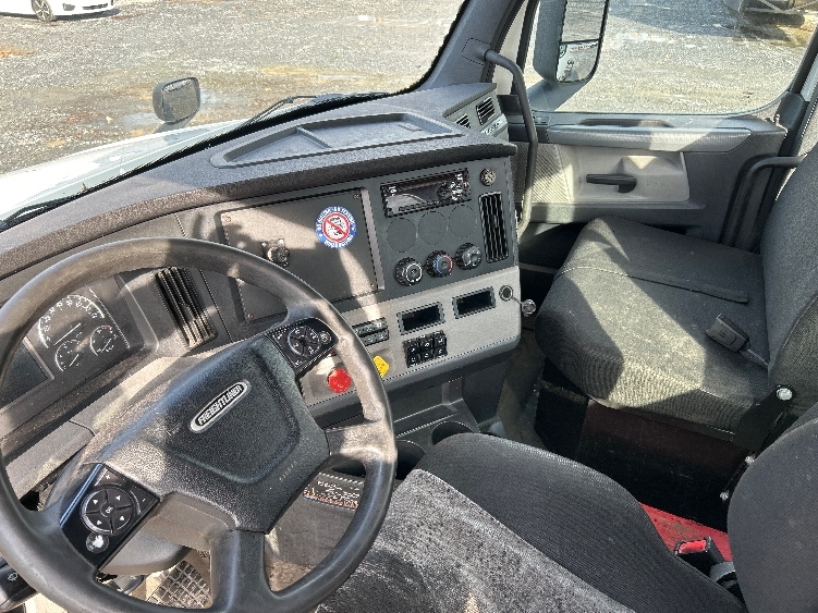 2020 Freightliner Cascadia in Harrisburg, PA — photo 10
