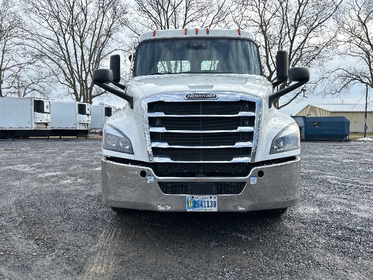 2020 Freightliner Cascadia in Harrisburg, PA — photo 2