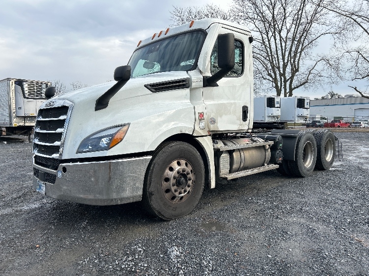 2020 Freightliner Cascadia in Harrisburg, PA — photo 3