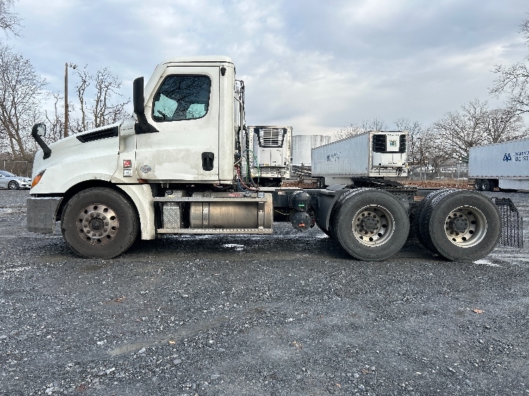 2020 Freightliner Cascadia in Harrisburg, PA — photo 4