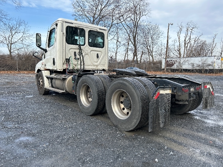 2020 Freightliner Cascadia in Harrisburg, PA — photo 5