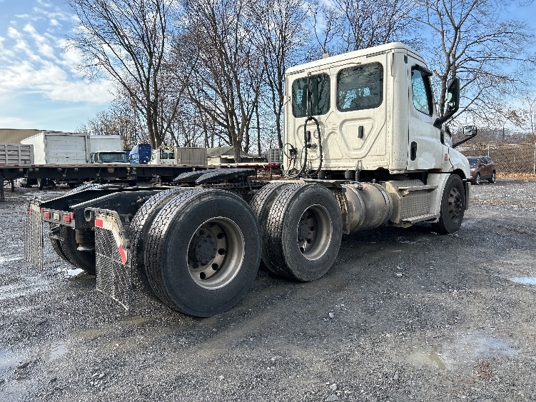 2020 Freightliner Cascadia in Harrisburg, PA — photo 7