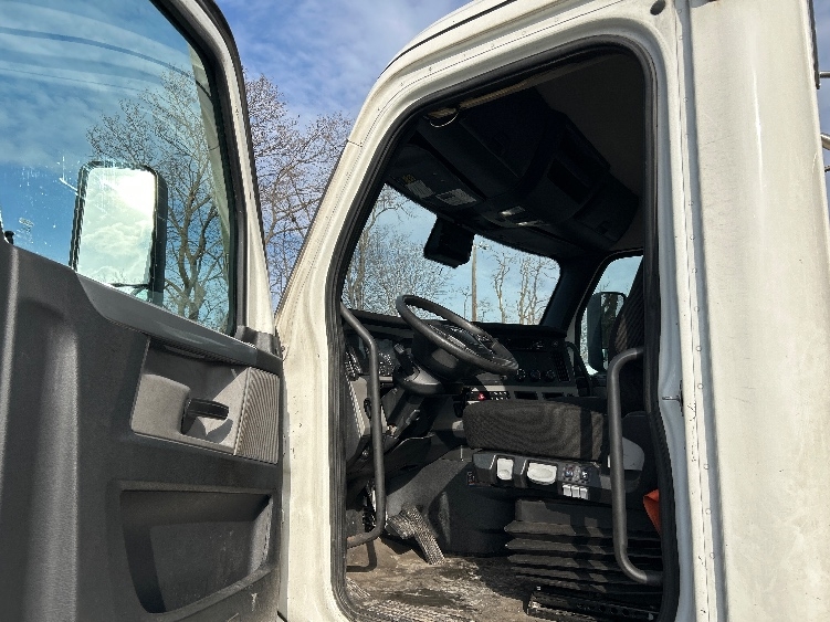 2020 Freightliner Cascadia in Harrisburg, PA — photo 9