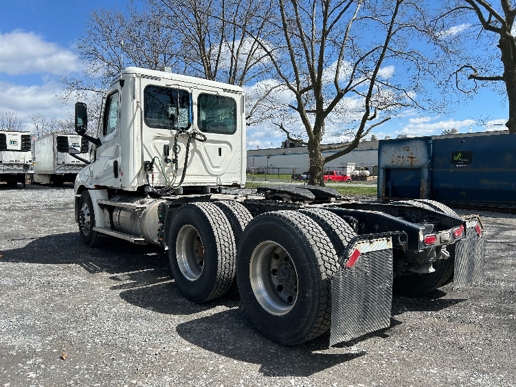 2020 Freightliner Cascadia in Harrisburg, PA — photo 5
