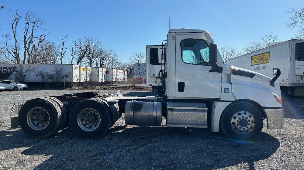 2020 Freightliner Cascadia in Harrisburg, PA — photo 8