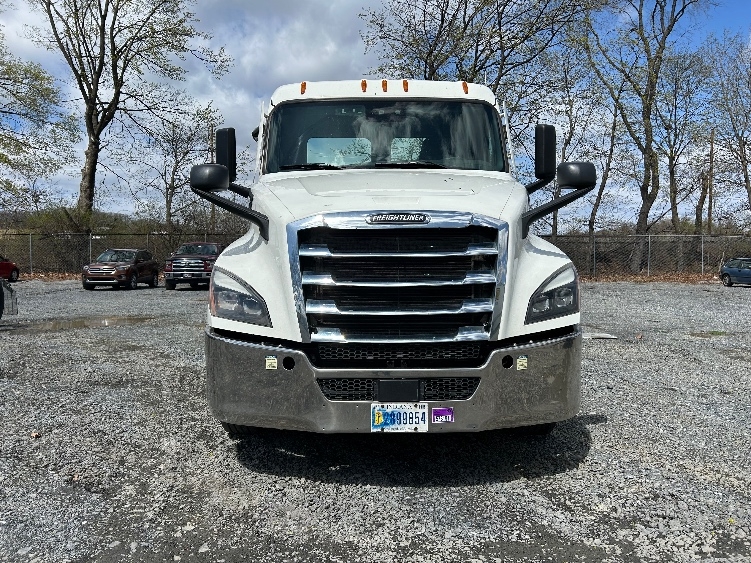 2020 Freightliner Cascadia in Harrisburg, PA — photo 2