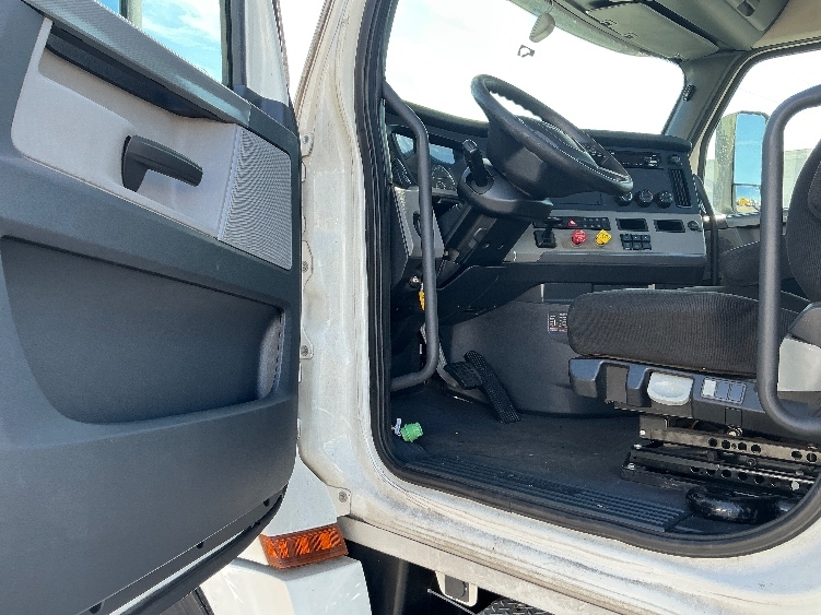 2020 Freightliner Cascadia in Ocala, FL — photo 9