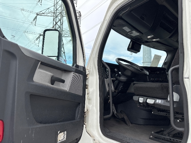 2020 Freightliner Cascadia in Salt Lake City, UT — photo 9