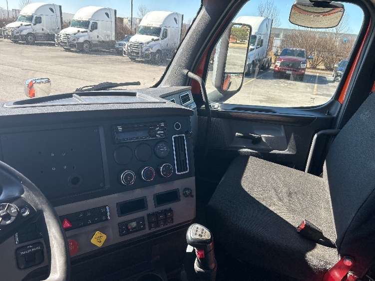 2020 Freightliner Cascadia in Peosta, IA — photo 10