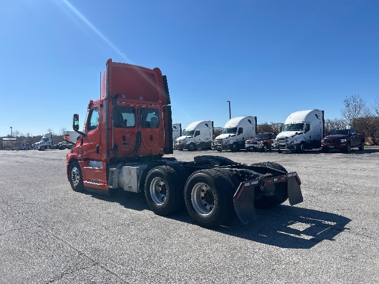 2020 Freightliner Cascadia in Peosta, IA — photo 5