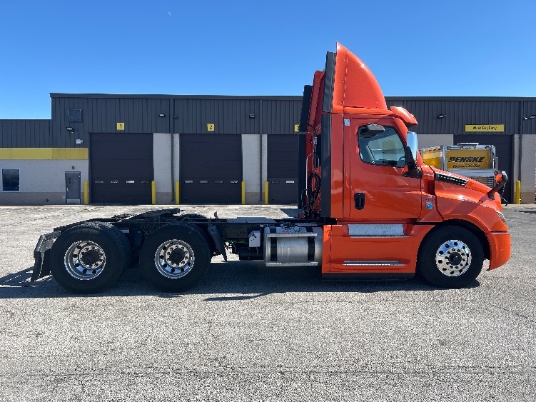 2020 Freightliner Cascadia in Peosta, IA — photo 8