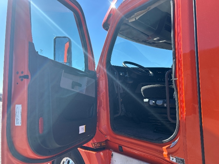 2020 Freightliner Cascadia in Peosta, IA — photo 9