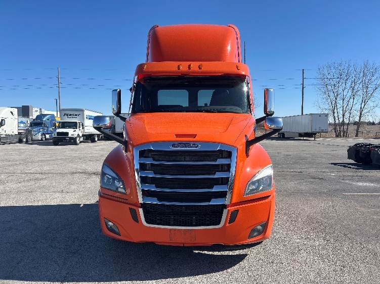 2020 Freightliner Cascadia in Peosta, IA — photo 2