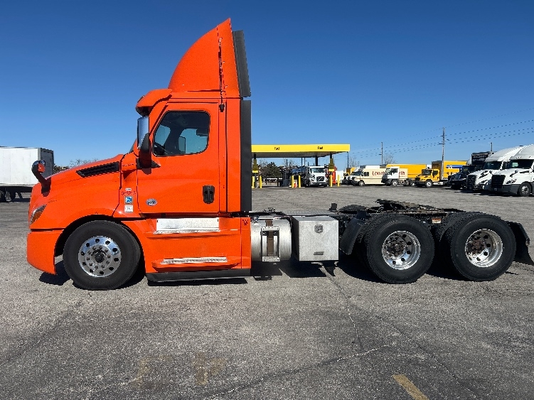 2020 Freightliner Cascadia in Peosta, IA — photo 4