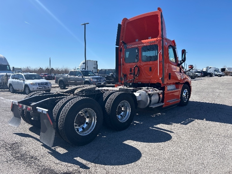 2020 Freightliner Cascadia in Peosta, IA — photo 7