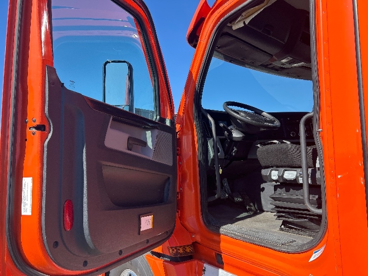 2020 Freightliner Cascadia in Peosta, IA — photo 9