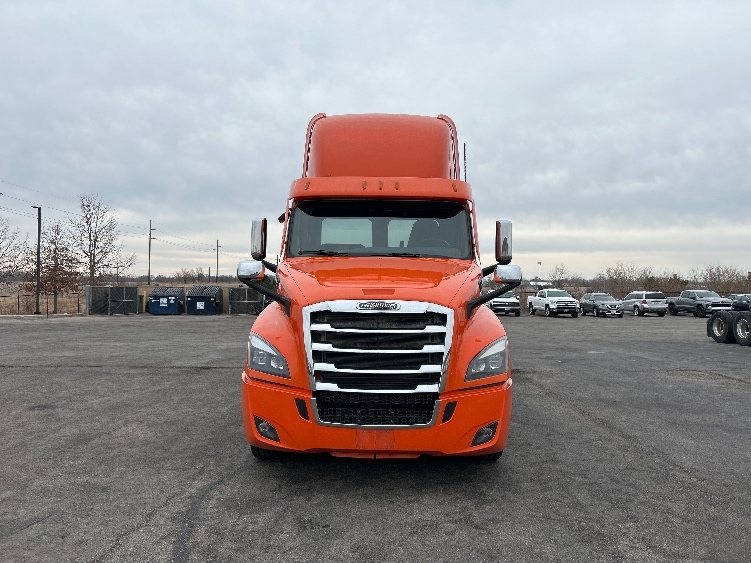 2020 Freightliner Cascadia in Peosta, IA — photo 2