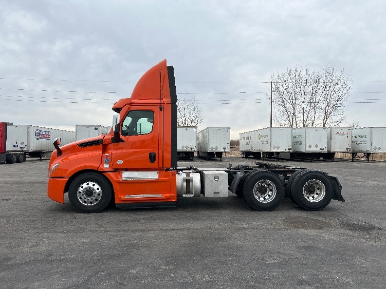 2020 Freightliner Cascadia in Peosta, IA — photo 4