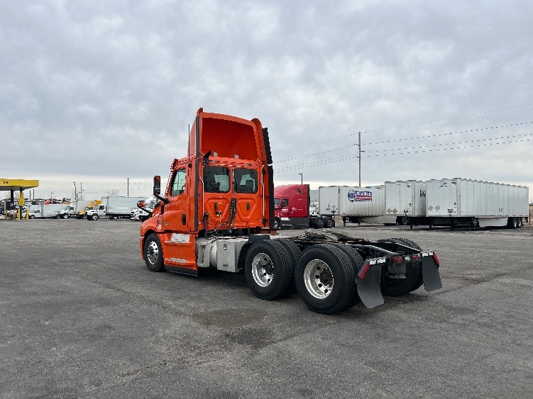 2020 Freightliner Cascadia in Peosta, IA — photo 5