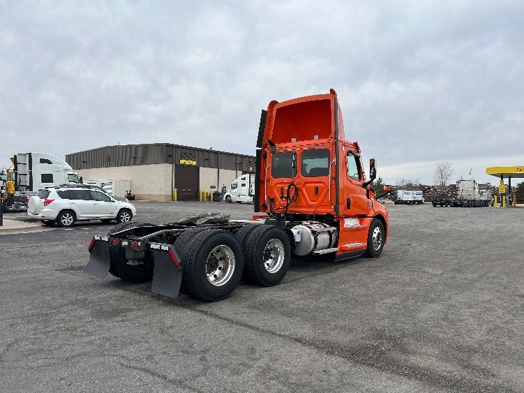2020 Freightliner Cascadia in Peosta, IA — photo 7