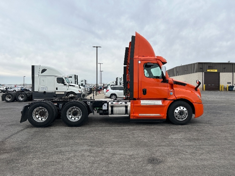 2020 Freightliner Cascadia in Peosta, IA — photo 8