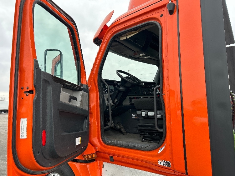 2020 Freightliner Cascadia in Peosta, IA — photo 9