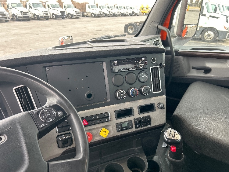 2020 Freightliner Cascadia in Peosta, IA — photo 10