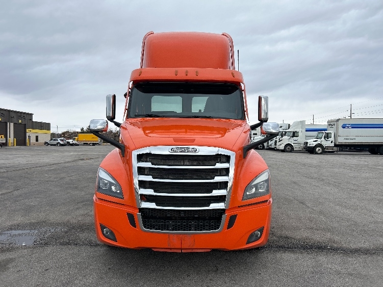 2020 Freightliner Cascadia in Peosta, IA — photo 2