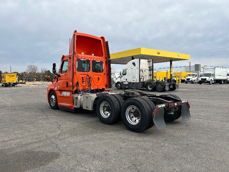 2020 Freightliner Cascadia in Peosta, IA — photo 5