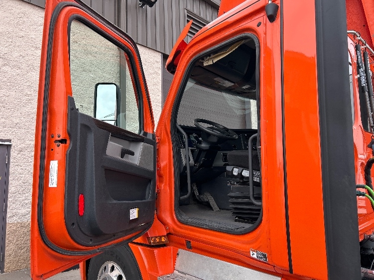 2020 Freightliner Cascadia in Peosta, IA — photo 9