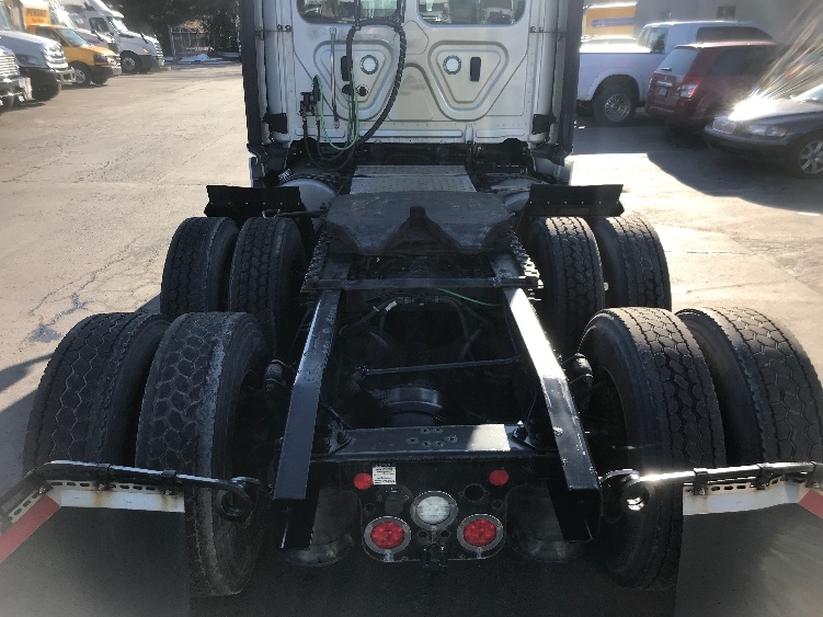 2020 Freightliner Cascadia in Norfolk, VA — photo 6
